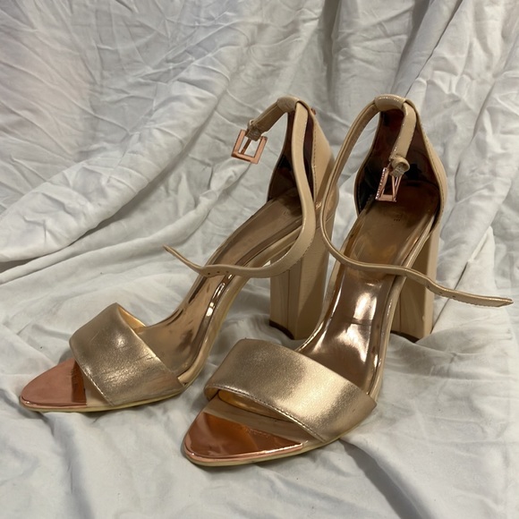 Cream and gold two strap sandals with thick heel size 39 - Picture 3 of 3
